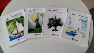 Tidens Tiggare 1-4 med illustrationer av Irmelin Sandman Lilius Pärmarna till Tidens tiggare. Fyra böcker ligger ordnade på ett vitt bord.