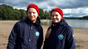 Atte Lindqvist och Jutta Vuolamo från Håll Skärgården Ren rf på Runsala strand Atte Lindqvist och Jutta Vuolamo från Håll skärgården ren rfs kampanj Snygg beach står på Runsala strand