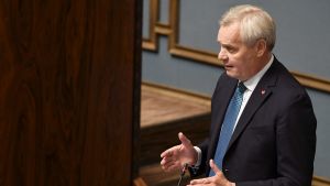 Statsminister Antti Rinne säger att Finland och EU är beredda att hjälpa till för att hitta fredliga lösningar gällande Turkiet och Syrien. Statsrådet beviljar inga nya tillstånd för vapenexport till Turkiet eller andra krigförande länder. En bild på Antti Rinne som talar