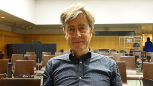 Björn Bernhardson är en av grundarna till den svenska organisationen "Äkta vara" som jobbar för att konsumenter ska kunna göra medvetna val innan de äter eller dricker något. Man sitter i föreläsningssal