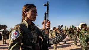 Kurdiska kvinnliga soldater under begravningen för civila som mördats av Turkiets syriska allierade. Kurdiska kvinnliga soldater under begravningen för civila som mördats av Turkiets syriska allierade.