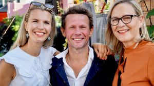 Bo Sundström från Bo Kaspers Orkester blev Evas och Linns fotoobjekt. Linn Jung, Bo Sundström och Eva BIaudet poserar.