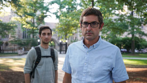 Saif Khan kertoo toimittaja Louis Therouxille omat muistikuvansa illasta. Toimittaja Louis Theroux ja raiskauksesta syytetty opiskelija Saif Khan seisovat rakennuksen edessä.