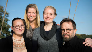 Laura Wickström, Marika Melkko, Emma Silén och Peter Mustelin. Fyra personer med blå himmel i bakgrunden.