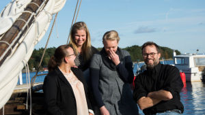 Det är viktigt att invånarna har roligt tillsammans, säger Marika Melkko. Fyra personer ombord på allmogebåt i Korpoström.