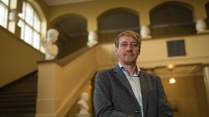 Peter Grannas, rektor, menar att det positiva överväger i små skolor. man står vid trappan i gammal byggnad