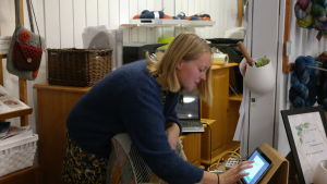 Tone Leganger är en stickentusiast och förverkligade drömmen om en garnaffär med kompisen Sara Blomqvist. Tone Leganger vid datorn i sin garnaffär