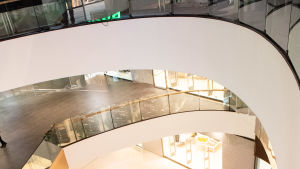 Där unga spenderar sin tid, exempelvis i köpcentrum, dit söker sig även sådana vuxna som är intresserade av unga. Online söker vuxna upp minderåriga via sociala medier som Instagram och Whatsapp. Kauppakeskus Tripla.