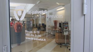 TE-byrån kräver att arbeten lediganslås. En bild tagen av glasdörren till en TE-byrå.