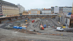 Stödväggar har byggts upp i gropen för att förhindra att jordmassor rör sig i sidled. En stor grop i centrum av Åbo då torgparkeringen byggs.