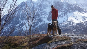 Teemu viettää vapaa-aikansa mieluiten Lapissa. Kero-koira nauttii ulkoilusta isäntänsä kanssa. Teemu Hostikka ja Kero-koira