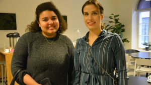 Anja Hummel (till höger) tog med sig kompisen Emma Wikman för att lyssna på placeringsråd. Två unga kvinnor.