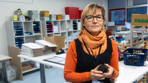 Päivi Kurttio betonar arbetsgivarnas egna ansvar. Här håller hon i en mätdosa. Päivi Kurttio på Strålsäkerhetscentralen håller upp en radonmätningsburk.