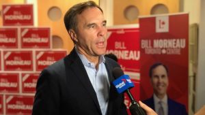 Valsegrare. Bill Morneau intervjuas på sin valvaka i Toronto. Bill Morneau (liberala partiet i Kanada) talar i mikrofon under en tv-intervju.