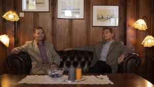 Peter Höglund till vänster, Henrik Höglund till höger i soffan på Keppo gård där allt började på femtitalet. två män sitter i en soffa