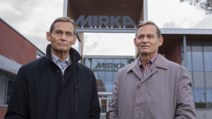Henrik Höglund till vänster, Peter Höglund till höger. framför Kwh:s flaggskepp slipmaterialstillverkaren Mirka i Jeppo, Nykarleby två män framför ingång till industri