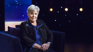 Elisabeth Rehn var Finlands första kvinnliga försvarsminister. Elisabeth Rehn sitter i en blå sammetsfåtölj hos Daniel Olin.