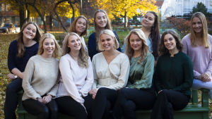 Luciakandidaterna 2019. Från vänster sittande: Julia Wik, Felicia Holländer, Melissa Sundblad, Nea Lundström, Moa Björklund, Sara Ray, Jessica Lindholm. Uppe Minette Bäckblom, Wilma Rehnström och Elisabeth Diljaj. Luciakandidaterna 2019 sitter och står kring en parkbänk. Luciakandidaterna 2019. Från vänster sittande: Julia Wik, Felicia Holländer, Melissa SUndblad, Nea Lundström, Moa Björklund, Sara Ray, Jessica Lindholm. Uppe Minette Bäckblom, Wilma Rehnst
