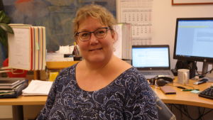 Viveca Smeds-Aalto tror att företagarna är beredda att hålla öppet längre än de intensiva sommarveckorna. Viveca Smeds-Aalto sitter i närbild med datorskärmar i bakgrunden