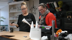 Minna Lindberg och Ann-Charlotte Vuorio hade egna affärer i Pargas. I somras flyttade de till Nagu och jobbar nu under samma tak. Minna Lindberg och Ann-Charlotte Vuorio målar vita koner bakom sin butiksdisk
