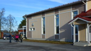 Hirvlax skola Henrik Holm, Eva Staffans och Sofia Knuts utanför Hirvlax skola.
