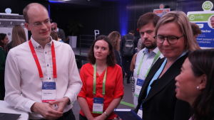 Tommi Tikkanen (t.v) deltog i tävlingen med sin innovation, förarlösa fordon, som här förevisas för deltagare i Innoveit. Anneli Ritala, ledande forskare vid VTT är andra från höger. Tommi Tikkanen demonstrerar sin uppfinning för en samling mänskor. Anneli Ritala andra från höger.