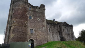 Doune Castle blev en stor turistattraktion i modern tid efter att bland annat ha figurerat som inspelningsplats för Monty Pythons galna värld samt tv-serierna Game of Thrones och Outlander. Just nu restaureras slottet. Doune castle