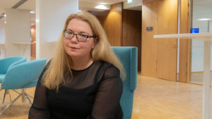 Anna-Mari Rusanen är också universitetslektor i kognitionsvetenskap vid Helsingfors universitet. För tillfället hjälper hon Finansministeriet att förstå sig på algoritmer. Porträtt på Anna-Mari Rusanen.