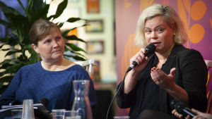 Marit Lindqvist och Anna Friman diskuterar jaget i den finlandssvenska litteraturen. Marit Lindqvist och Anna Friman diskuterar jaget i den finlandssvenska litteraturen.