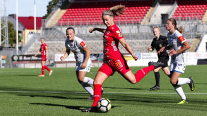Till Ida Adamssons styrkor hör bland annat att hon är bra med fötterna. Fotbollsspelaren Ida Adamsson i beredskap att sparka bollen under en match.