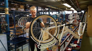 Nytillskottet i fabriken Casper Tolppanen har lärt sig hur man bygger bygger en Jopo på 12 minuter. helkama fabrik i Hangö.