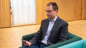 Kimmo Mäkinen, specialist på enheten för digitalisering vid Finansministeriet. Porträtt på Kimmo Mäkinen som jobbar för Finansministeriet.