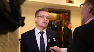 Stockmanns vd Jari Latvanen vill att varuhusen ska satsa på mode, hem och kosmetik. En kosymklädd man intervjuas för TV i Stockmanns varuhus.