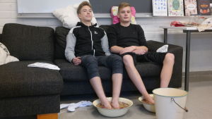 Juhana Virkkunen och Ludvig Fagerlund provar det egna fotbadssaltet Pojkarna Juhana Virkkunen och Ludvig Fagerlund sitter med fötterna i fotbad