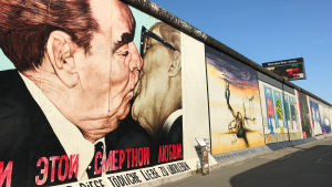 Berliinin muurin murtuminen aloitti uuden aikakauden ja se oli kylmän sodan lopun alkua. 