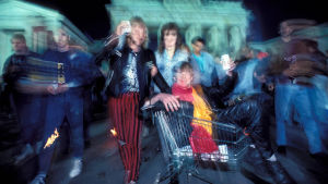 Berliiniläiset juhlivat muurin murtumista 9.11.1989.