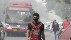 Fem miljoner ansiktsmasker har delats ut till invånarna i New Delhi Fem miljoner ansiktsmasker har delats ut till invånarna i New Delhi