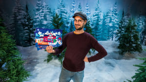Årets julkalender har designats av konstnären Albert Pinilla. Konstnär Albert Pinilla med BUU-klubbens pappersjulkalender 2019