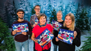 Teamet bakom årets julkalender: Konstnär Albert Pinilla, producent Jan-Ulrik Lindberg, projektledare Ann-Catrin Rosenberg, manusförfattare Karin Berglund och Elin Sundell, producent på Luckan. BUU-klubbens pappersjulkalender 2019 och teamet bakom kalendern poserar i en tv-studio
