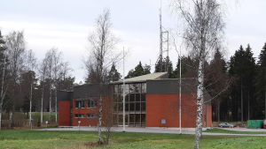 Drygt en miljon euro reserveras för en grundrenovering av brandstationen i Ingå. En röd byggnad som är en brandstation i Ingå.