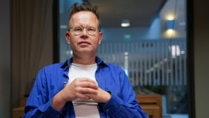 Mika Gisslers forskning visade att det finns tydliga samband mellan ekonomiska problem i barndomen och problem senare i livet. Porträttbild av Mika Gissler.