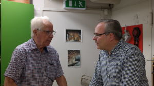 Kursdeltagaren Wille Nordström i samspråk med sin slöjdlärare Henrik Malmström vid Åbo svenska arbetarinstitut. Kursdeltagaren Wille Nordström i samtal med söjdläraren Henrik Malmström