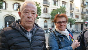 Antonio Artés Más och Francisca Capdevila är engagerade självständighetsanhängare. Det vittnar även det gula bandet som Francisca bär på jackuppslaget. Antonio Artés Más och Francisca Capdevila är engagerade självständighetsanhängare.