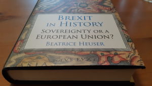 Heuser skriver i boken "Brexit in History: Sovereignty Or a European Union?" att strävan efter absolut suveränitet, som många brexit-förespråkare har som mål, inte är ett sätt att bevara freden i Europa. Brexit-bok av Beatrice Heuser