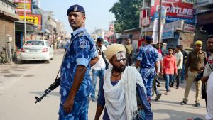 Tusentals extra poliser var utstationerade i staden Ayodhya på lördagen. Tusentals extra poliser var utstationerade i staden Ayodhya på lördagen.