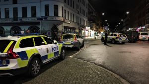 Flera områden spärrades av i Malmö lördag natt. Avspärrad gata med flera polisbilar.
