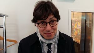 - Undersökningen visar att de fransmän som har stor ångest för terrorattentat blir allt färre, säger Frédéric Dabi på det världsberömda institutet Ifop. En man med pillimarisk min, svart hår och tjockbågade glasögon tittar in i kameran.