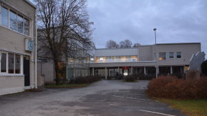 På Axxells innergård kunde man bygga större utrymmen, så att båda gymnasierna säkert ryms in. Axxells fastighet på Vapparvägen i Pargas är en ljus tegelbyggnad med stora fönster på baksidan.