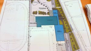 Planritningen med Centralköket och det svenska gymnasiet i mörkblått i mitten. Nybygget är ljusare blått på bilden. Planritning över hus Pargas skolcentrum kunde se ut om det byggs om efter år 2020.