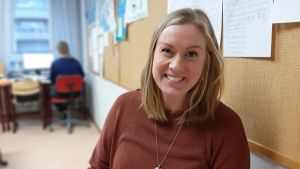 Michaela Nordling är glad över att en psykiatrisk sjukskötare nu börjar i de svenska skolorna. Michaela Nordling, en dam med långt ljust hår och en rostbrun tröja.